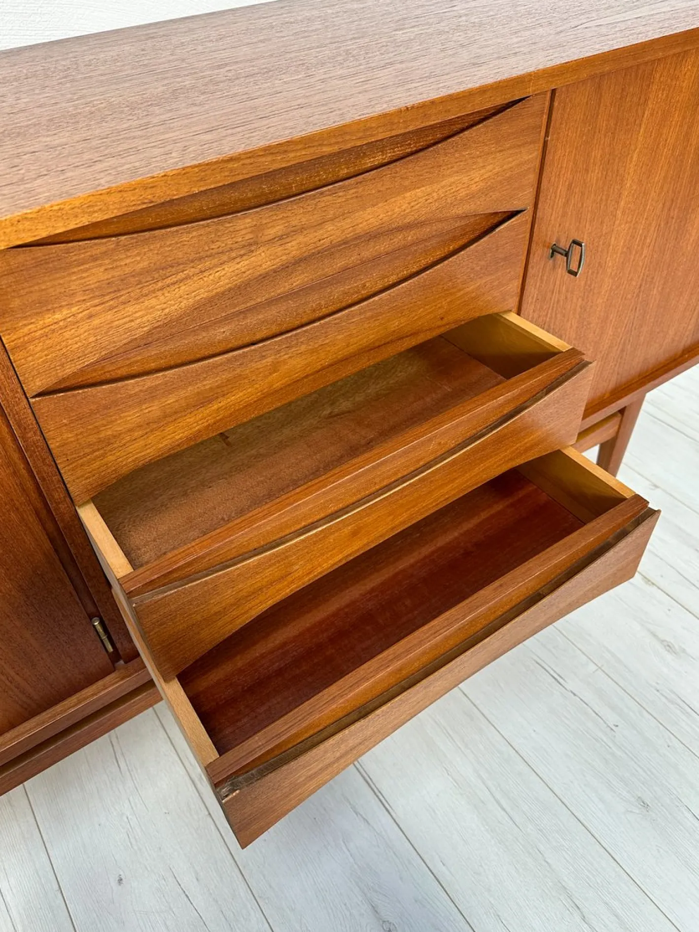 Großes minimalistisches Mid-Century Sideboard aus Teak, 1960er