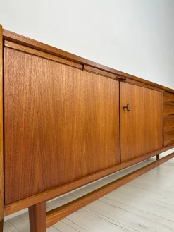 Großes minimalistisches Mid-Century Sideboard aus Teak, 1960er
