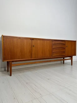 Großes minimalistisches Mid-Century Sideboard aus Teak, 1960er