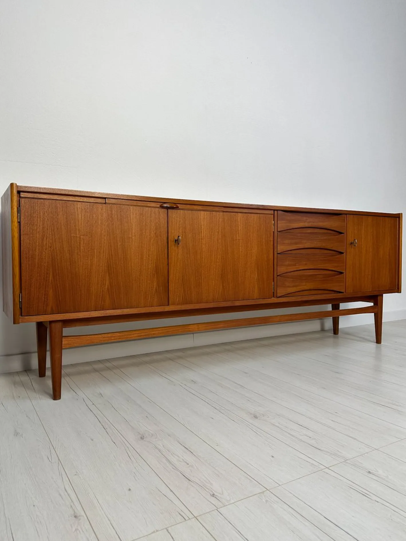 Großes minimalistisches Mid-Century Sideboard aus Teak, 1960er