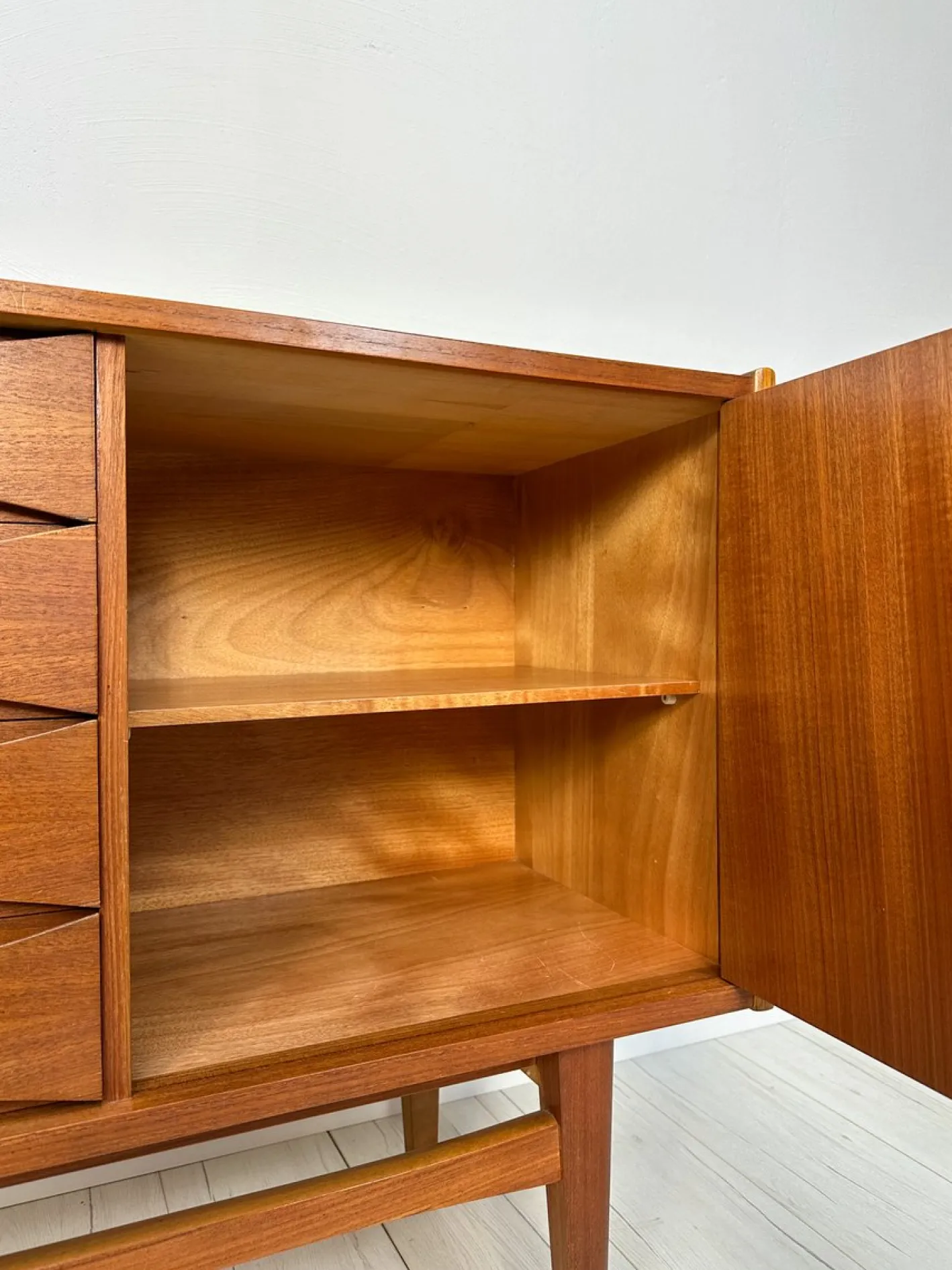 Großes minimalistisches Mid-Century Sideboard aus Teak, 1960er