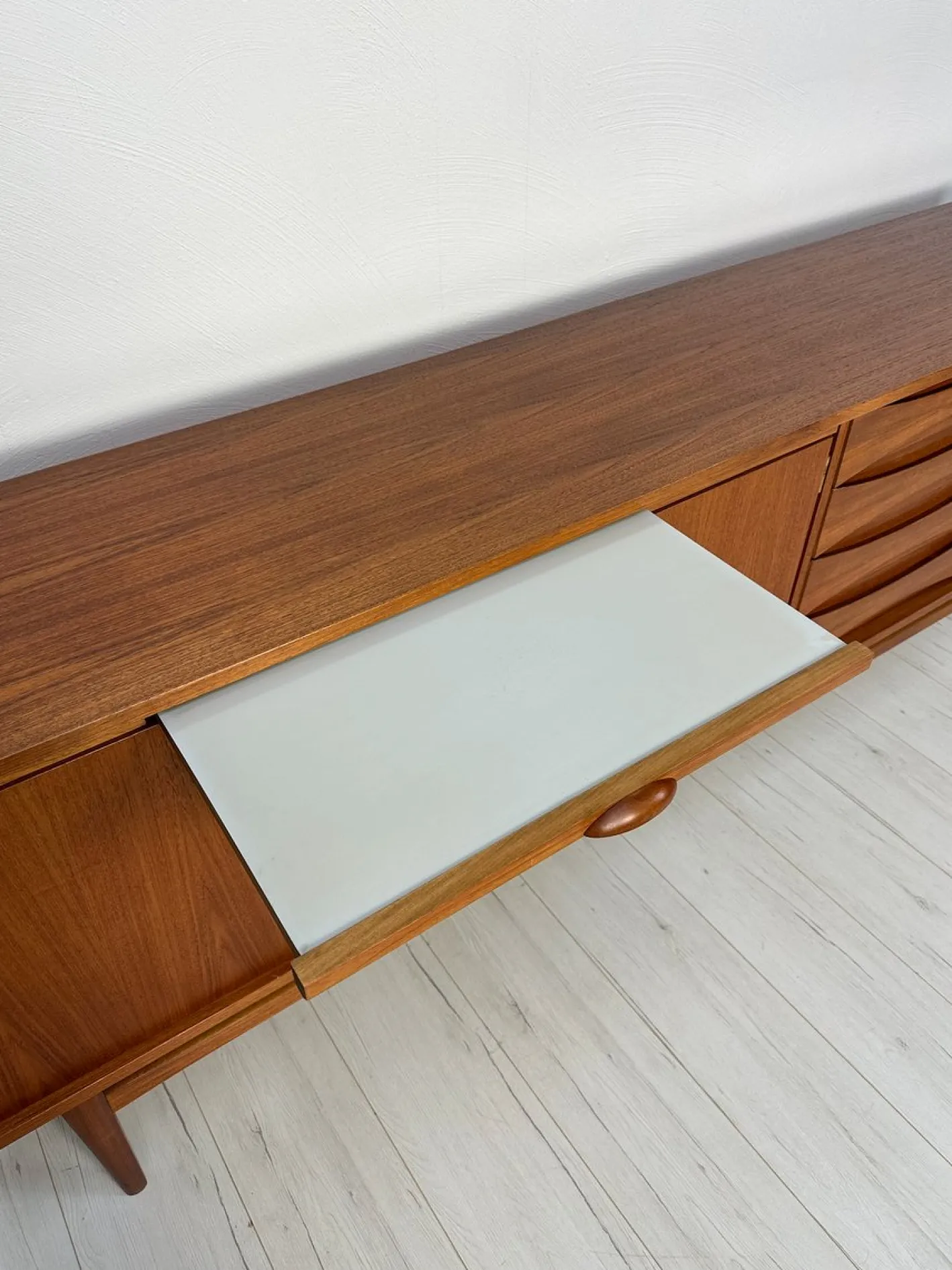 Großes minimalistisches Mid-Century Sideboard aus Teak, 1960er