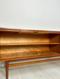 Großes minimalistisches Mid-Century Sideboard aus Teak, 1960er