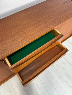 Großes minimalistisches Mid-Century Sideboard aus Teak, 1960er