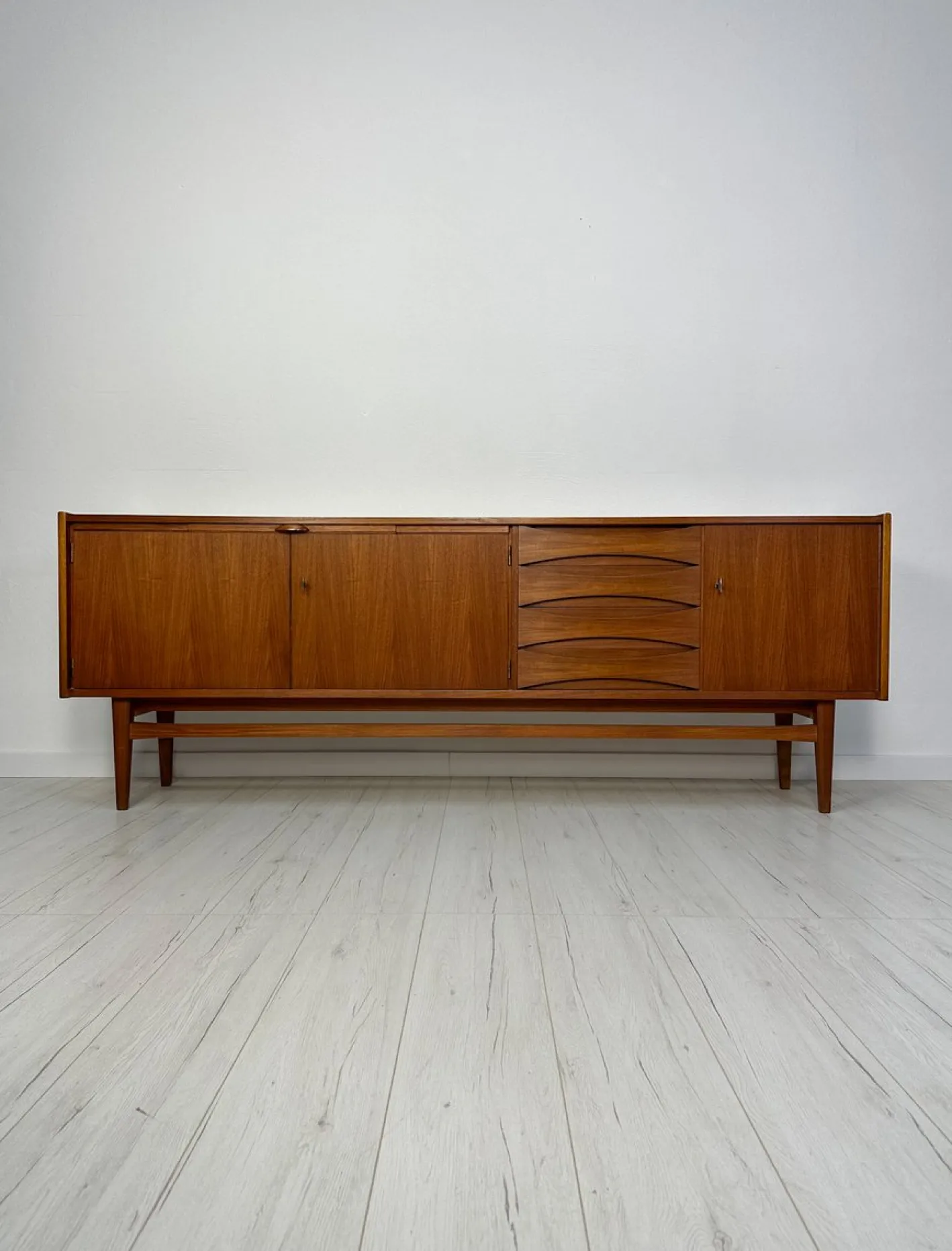 Großes minimalistisches Mid-Century Sideboard aus Teak, 1960er