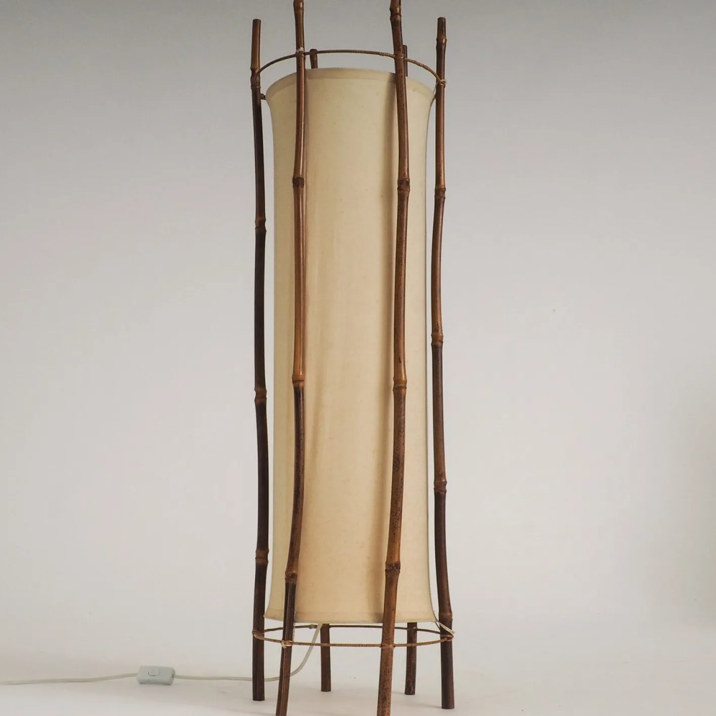 Große Stehlampe aus Bambus & Leinen von Louis Sognot, 1960er