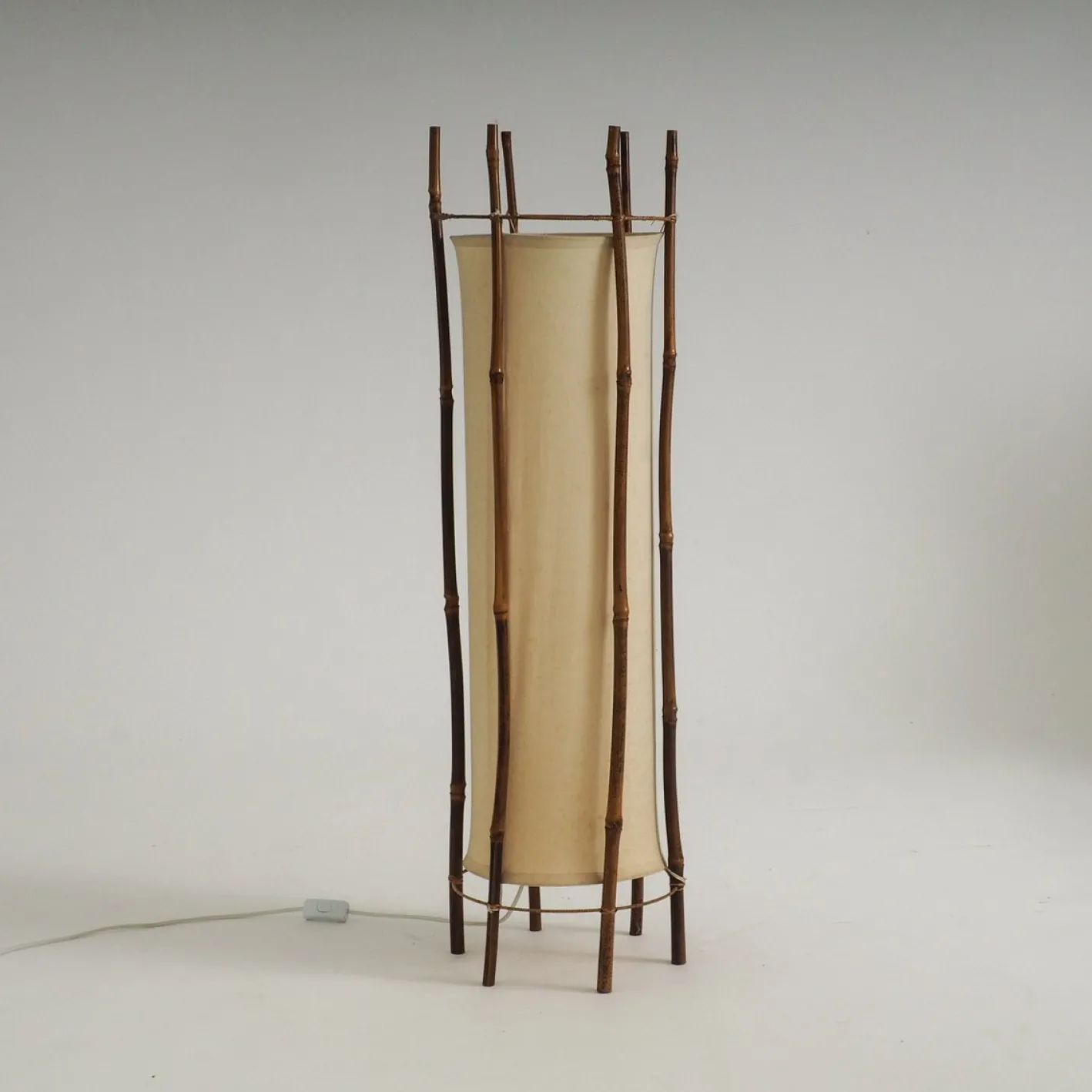 Große Stehlampe aus Bambus & Leinen von Louis Sognot, 1960er