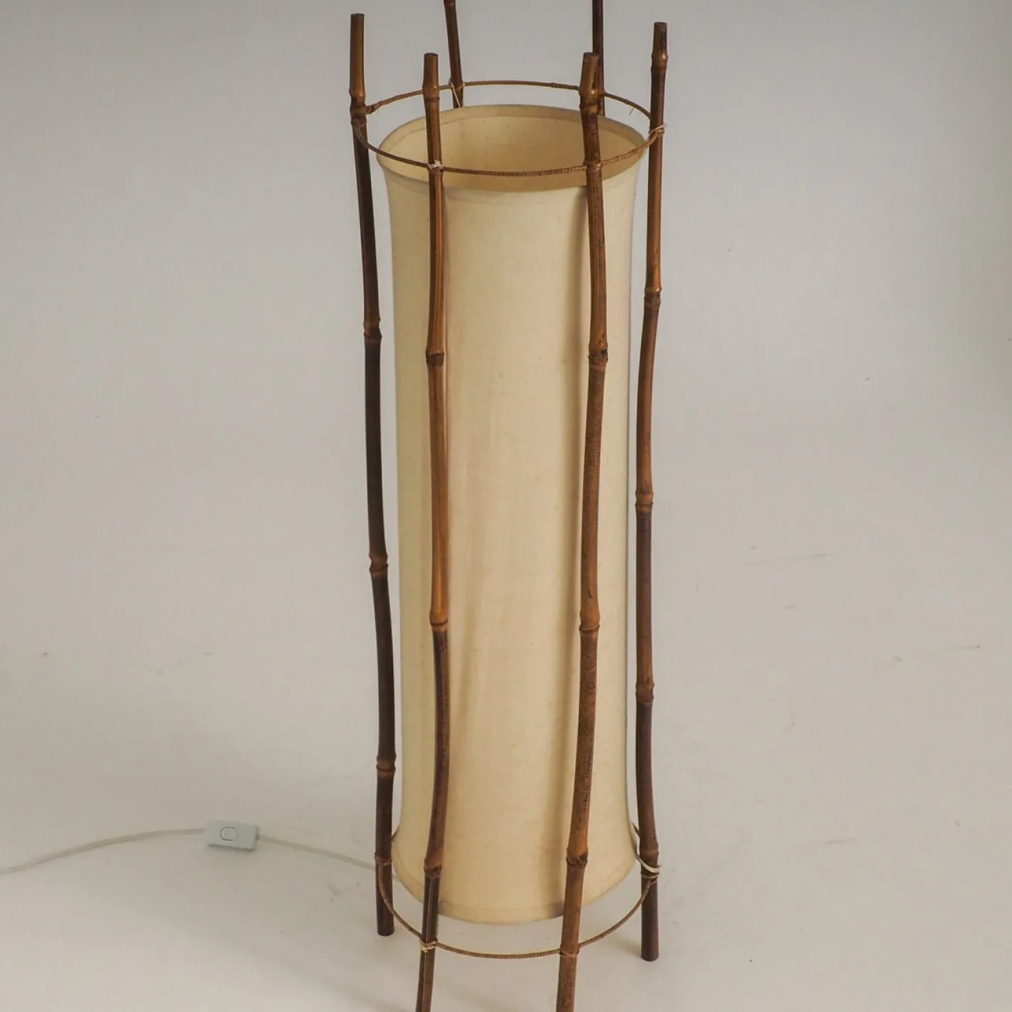 Große Stehlampe aus Bambus & Leinen von Louis Sognot, 1960er