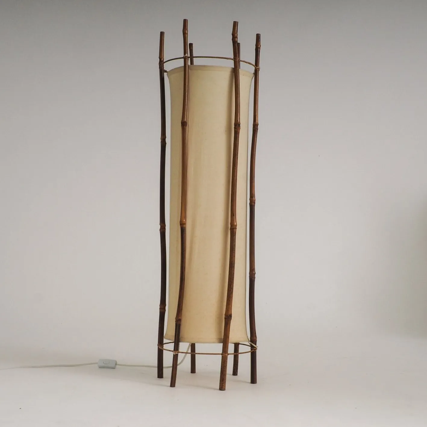 Große Stehlampe aus Bambus & Leinen von Louis Sognot, 1960er