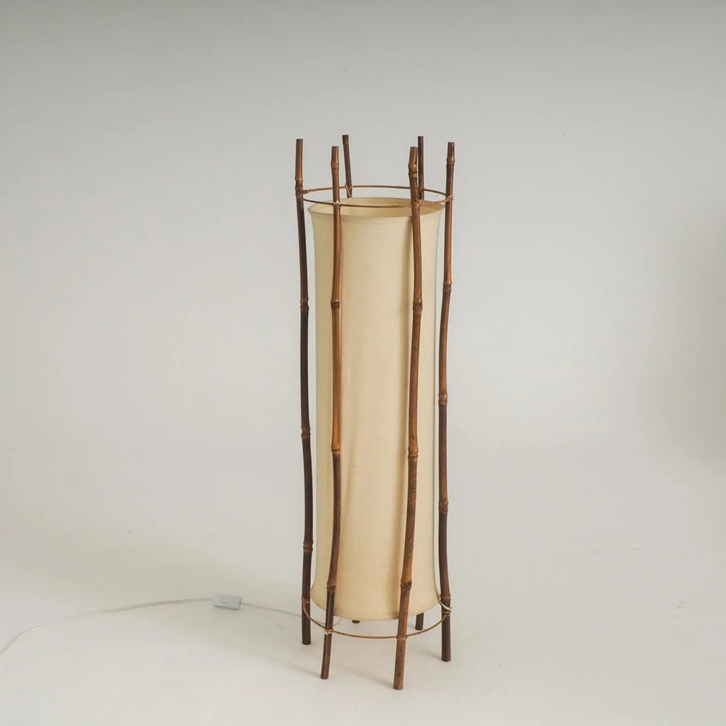 Große Stehlampe aus Bambus & Leinen von Louis Sognot, 1960er