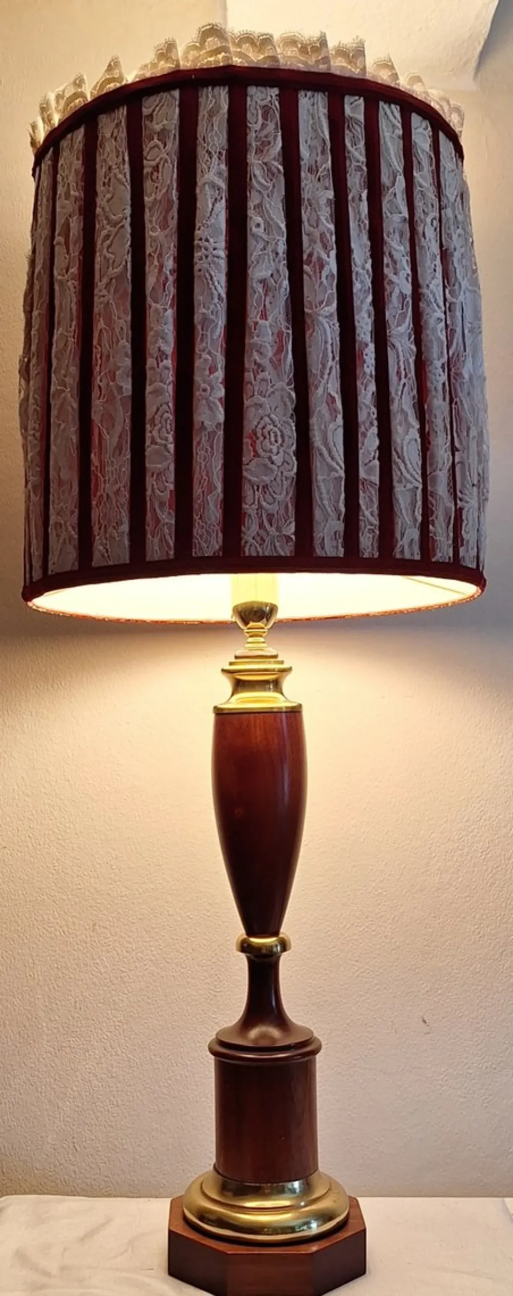Große Vintage Tischlampe mit Sockel aus Mahagoni, Zierleiste aus Messing und Stoffschirm, 1970er