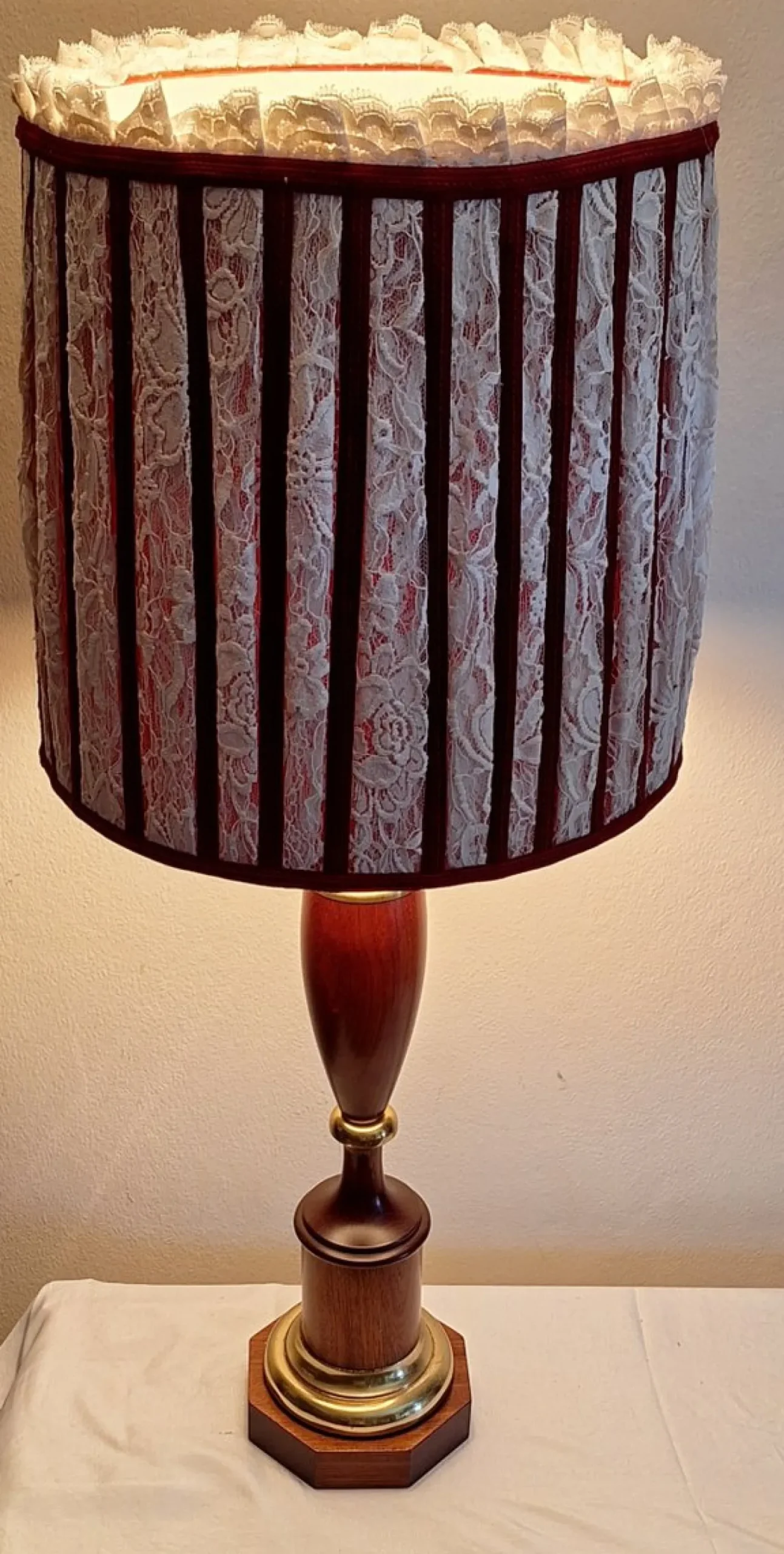 Große Vintage Tischlampe mit Sockel aus Mahagoni, Zierleiste aus Messing und Stoffschirm, 1970er