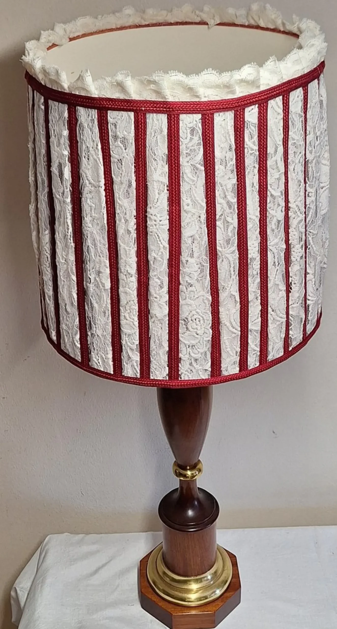 Große Vintage Tischlampe mit Sockel aus Mahagoni, Zierleiste aus Messing und Stoffschirm, 1970er