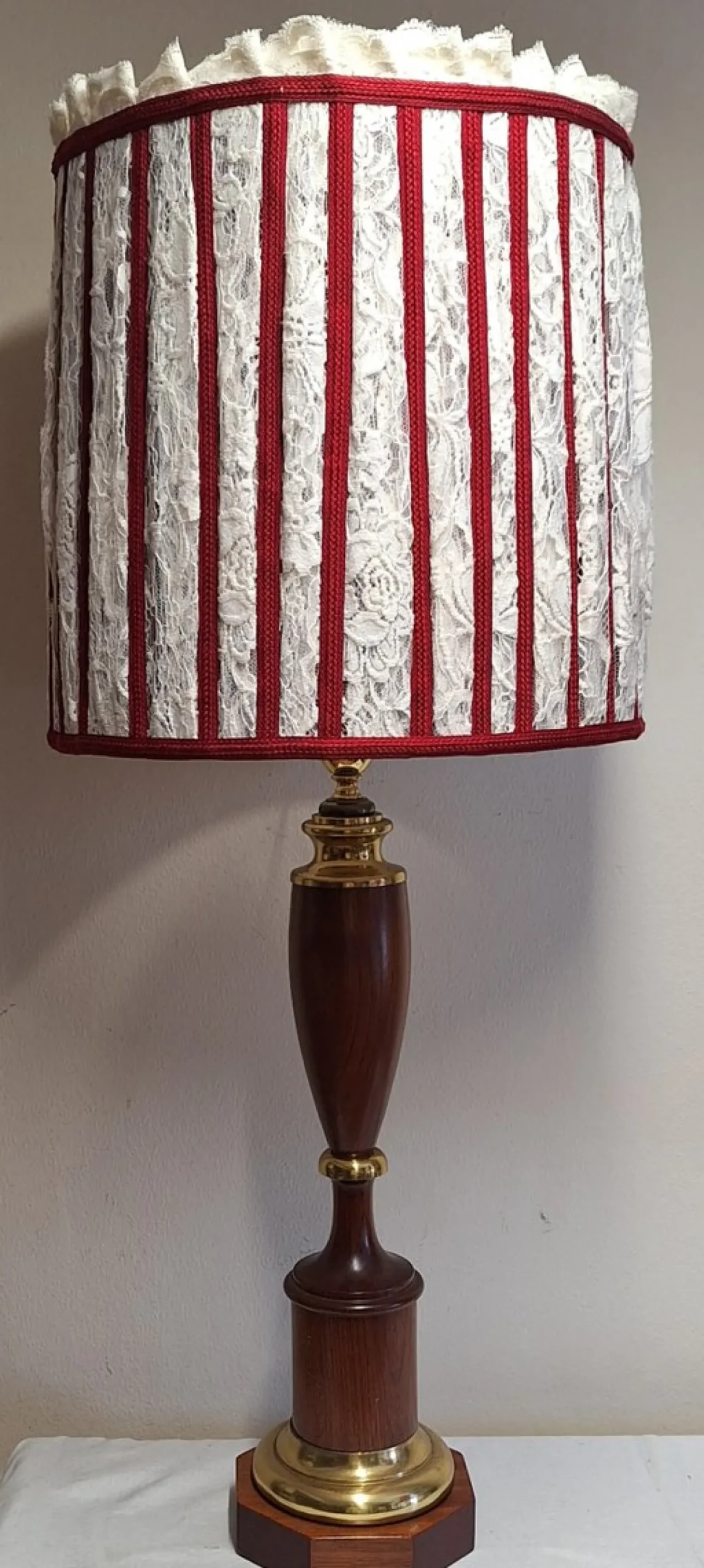 Große Vintage Tischlampe mit Sockel aus Mahagoni, Zierleiste aus Messing und Stoffschirm, 1970er