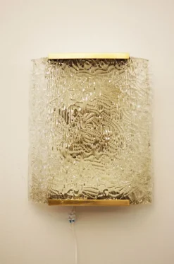 Große Wandleuchte aus Eisglas von JT Kalmar