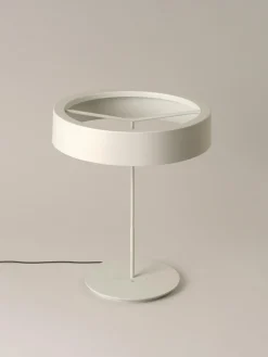 Große weiße Sin Tischlampe mit Schirm II von Antoni Arola