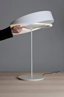 Große weiße Sin Tischlampe mit Schirm II von Antoni Arola