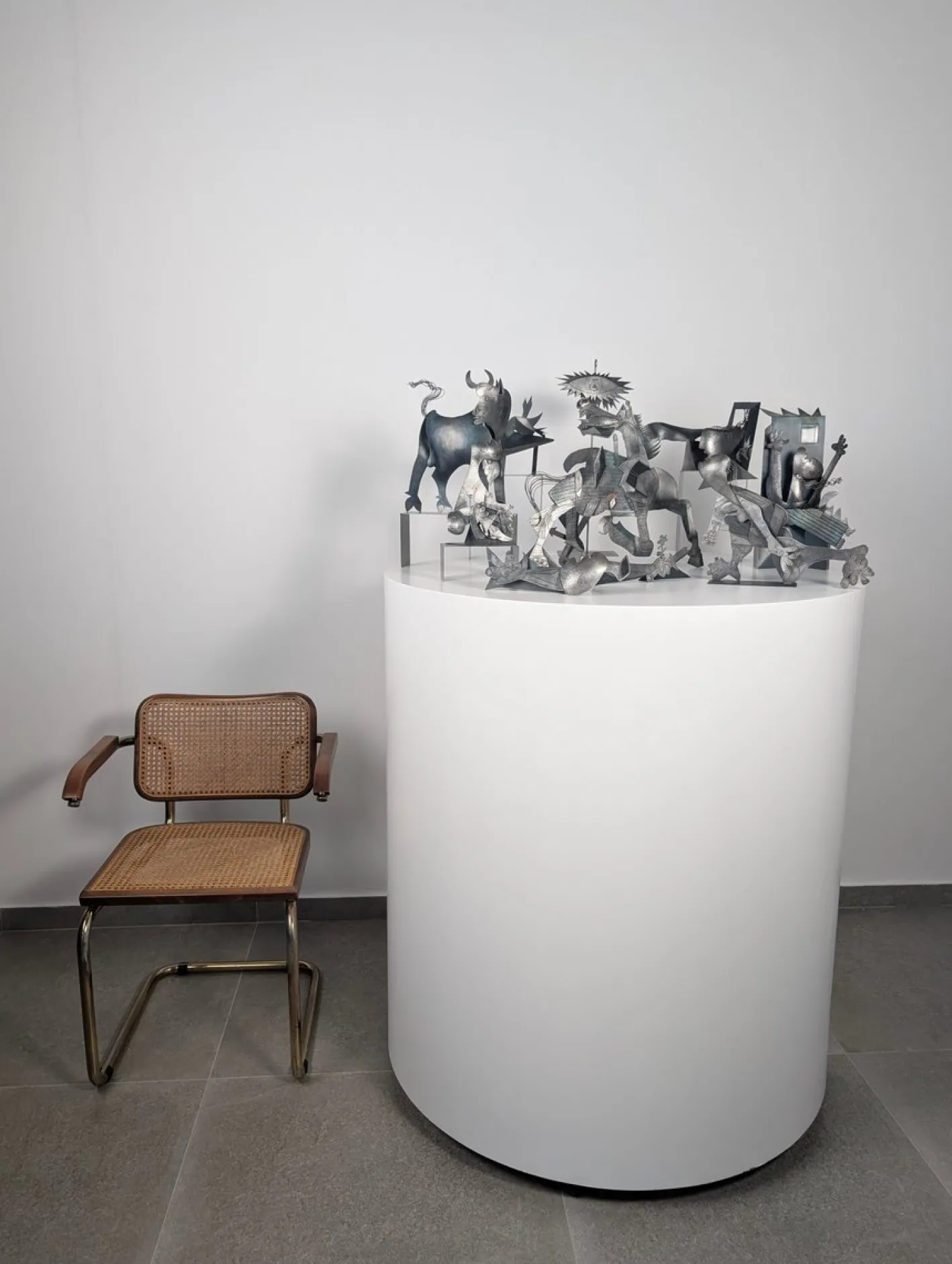 Guernica Skulpturen aus Metall von Picasso, 10 . Set
