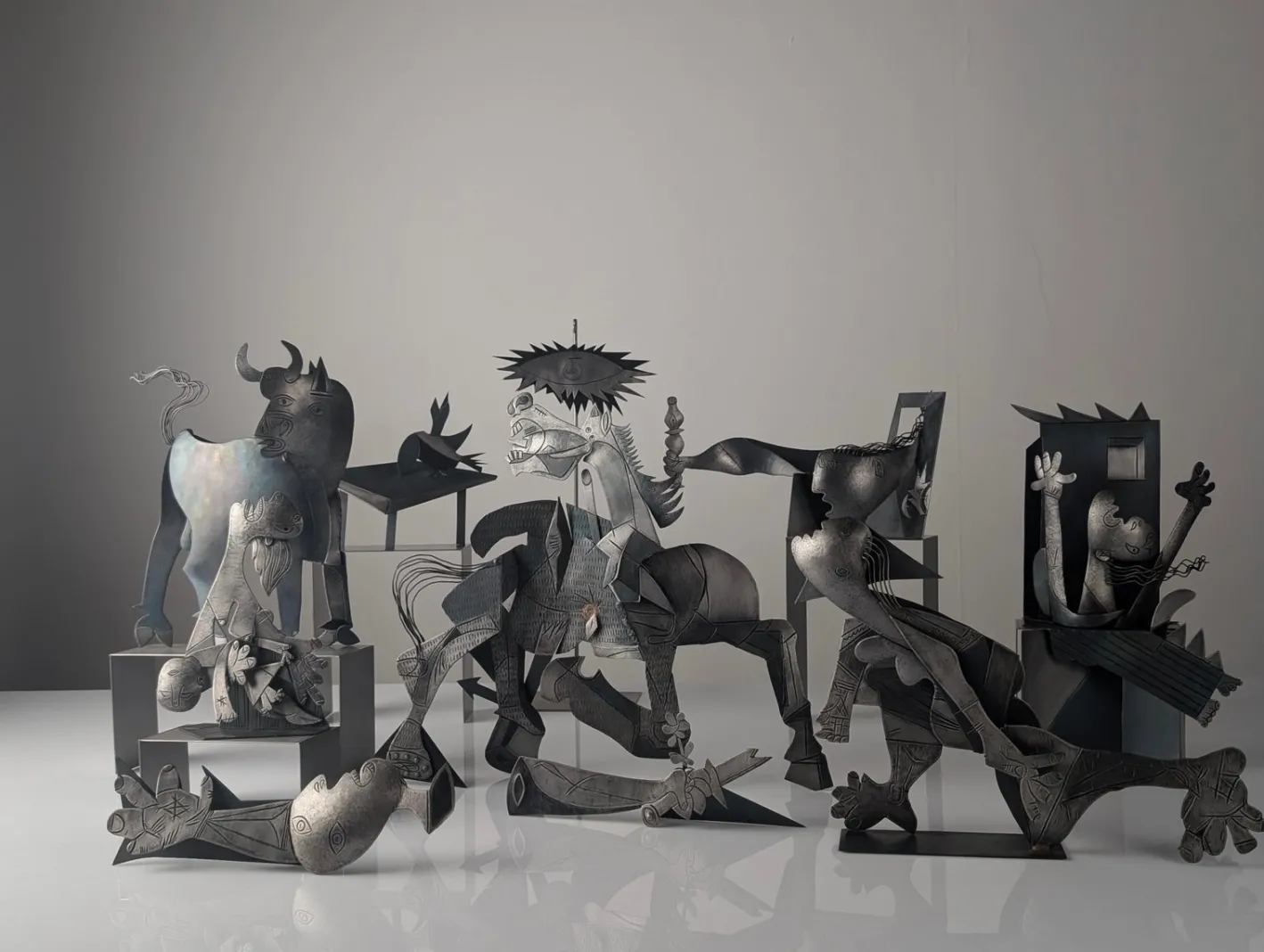 Guernica Skulpturen aus Metall von Picasso, 10 . Set
