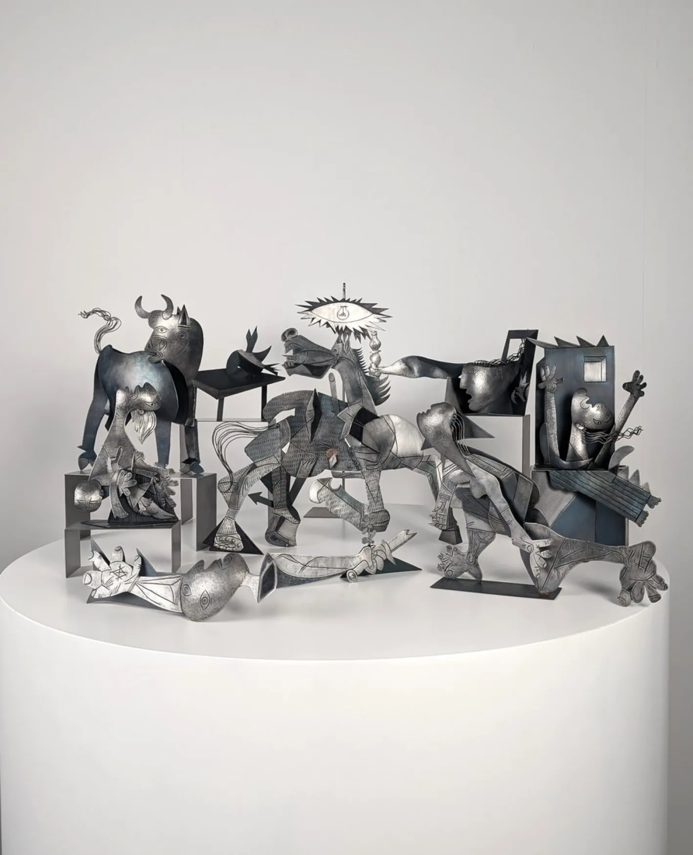 Guernica Skulpturen aus Metall von Picasso, 10 . Set