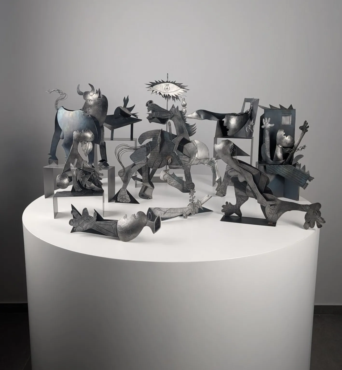 Guernica Skulpturen aus Metall von Picasso, 10 . Set