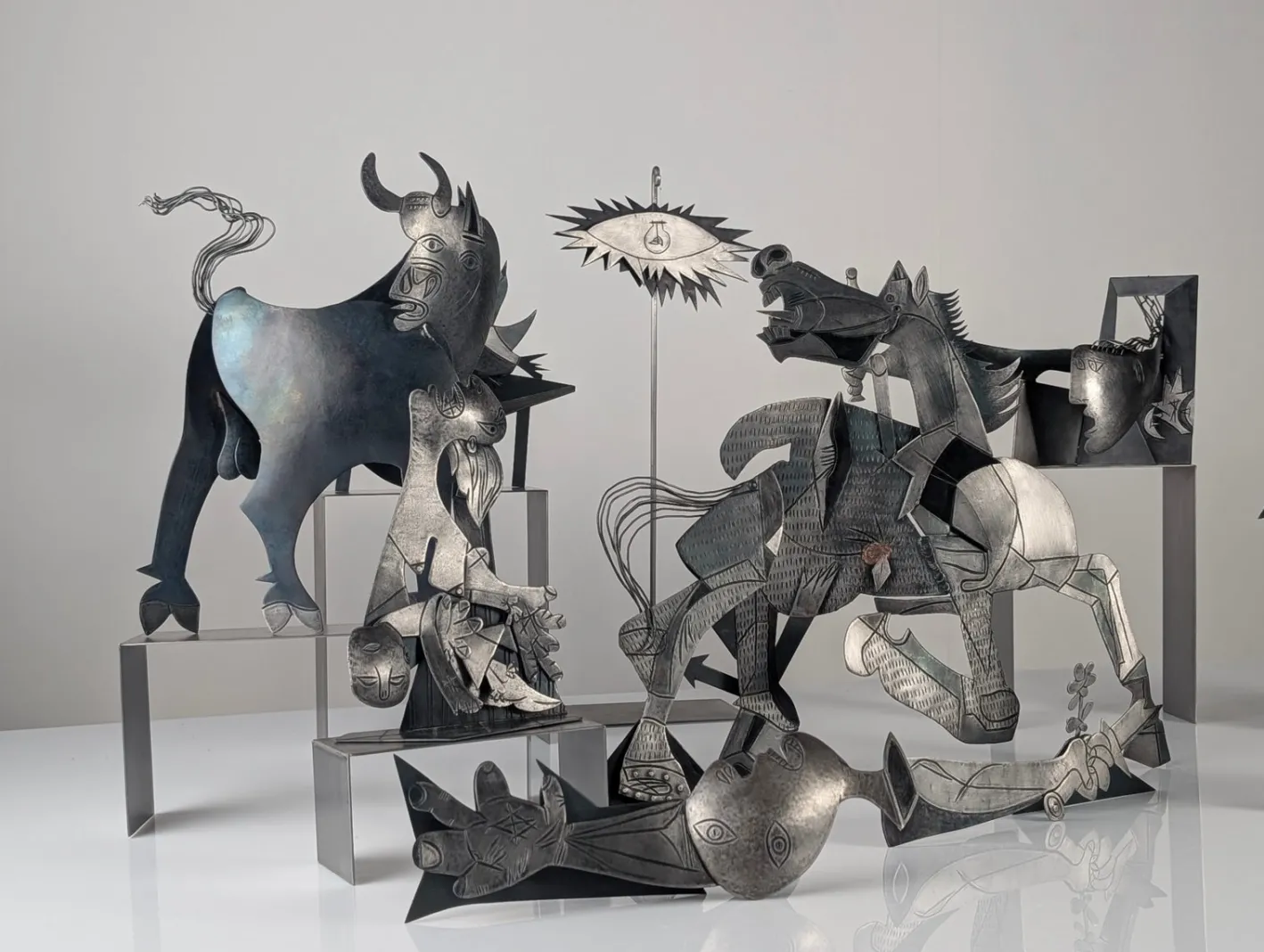 Guernica Skulpturen aus Metall von Picasso, 10 . Set