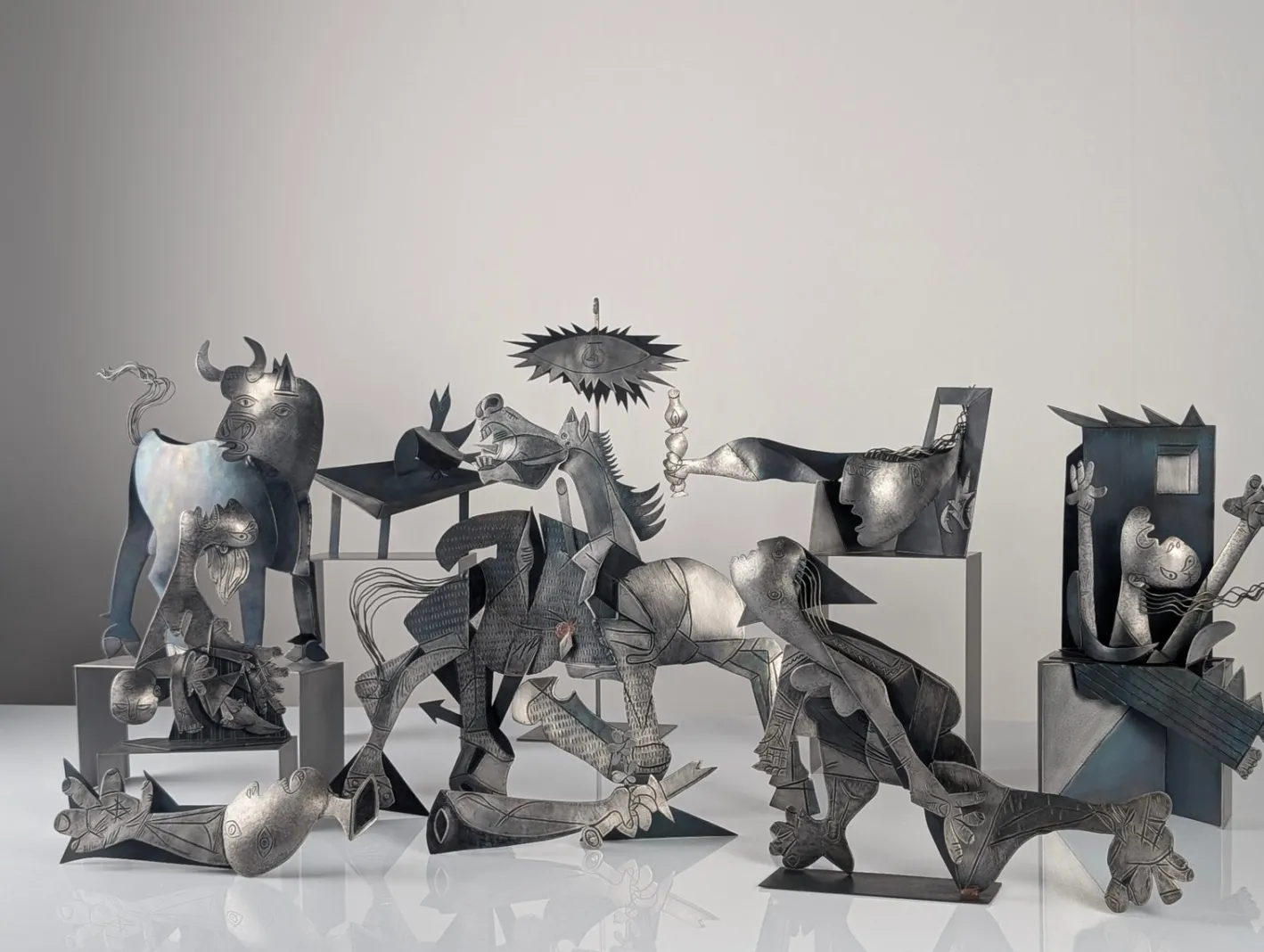 Guernica Skulpturen aus Metall von Picasso, 10 . Set