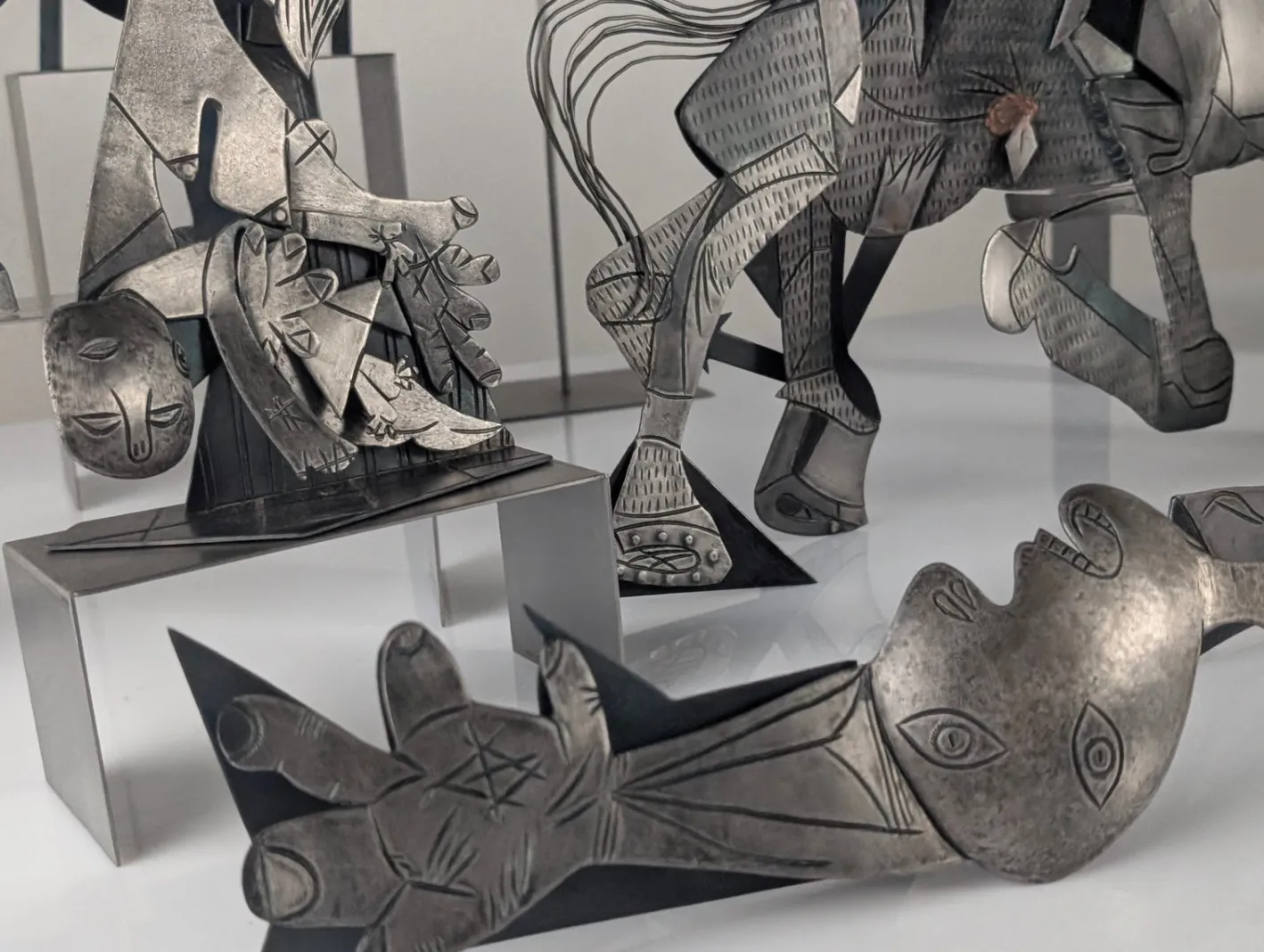 Guernica Skulpturen aus Metall von Picasso, 10 . Set