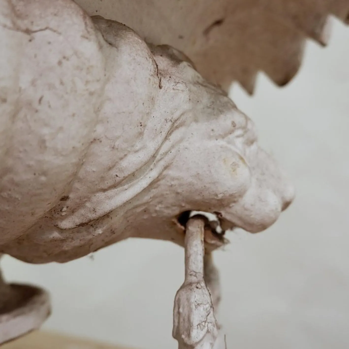 Gusseisenbecken, 19. Jh. mit Löwenkopfgriffen