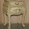 Handbemalte französische Vintage Bombe Nachttische, 2er Set