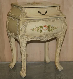 Handbemalte französische Vintage Bombe Nachttische, 2er Set