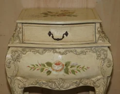 Handbemalte französische Vintage Bombe Nachttische, 2er Set