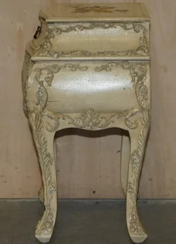Handbemalte französische Vintage Bombe Nachttische, 2er Set
