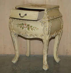 Handbemalte französische Vintage Bombe Nachttische, 2er Set