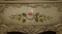 Handbemalte französische Vintage Bombe Nachttische, 2er Set