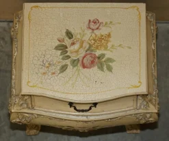 Handbemalte französische Vintage Bombe Nachttische, 2er Set