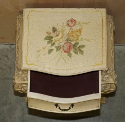 Handbemalte französische Vintage Bombe Nachttische, 2er Set