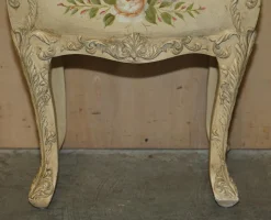 Handbemalte französische Vintage Bombe Nachttische, 2er Set
