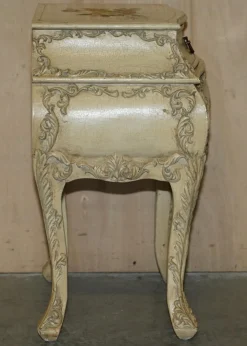 Handbemalte französische Vintage Bombe Nachttische, 2er Set