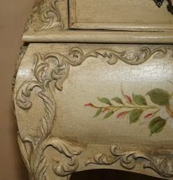 Handbemalte französische Vintage Bombe Nachttische, 2er Set