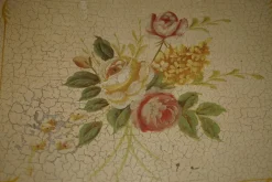 Handbemalte französische Vintage Bombe Nachttische, 2er Set