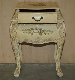 Handbemalte französische Vintage Bombe Nachttische, 2er Set