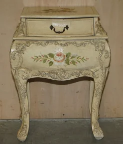 Handbemalte französische Vintage Bombe Nachttische, 2er Set
