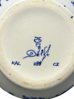 Handbemalte Vase in Blau & Weiß von CM Albers für Royal Delft, 1978