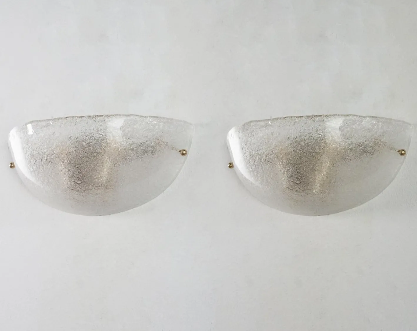 Handgefertigte Murano Glas Wandleuchte in Klarer Farbe, Künstlerisches Glasblatt mit Körnung, 1980er