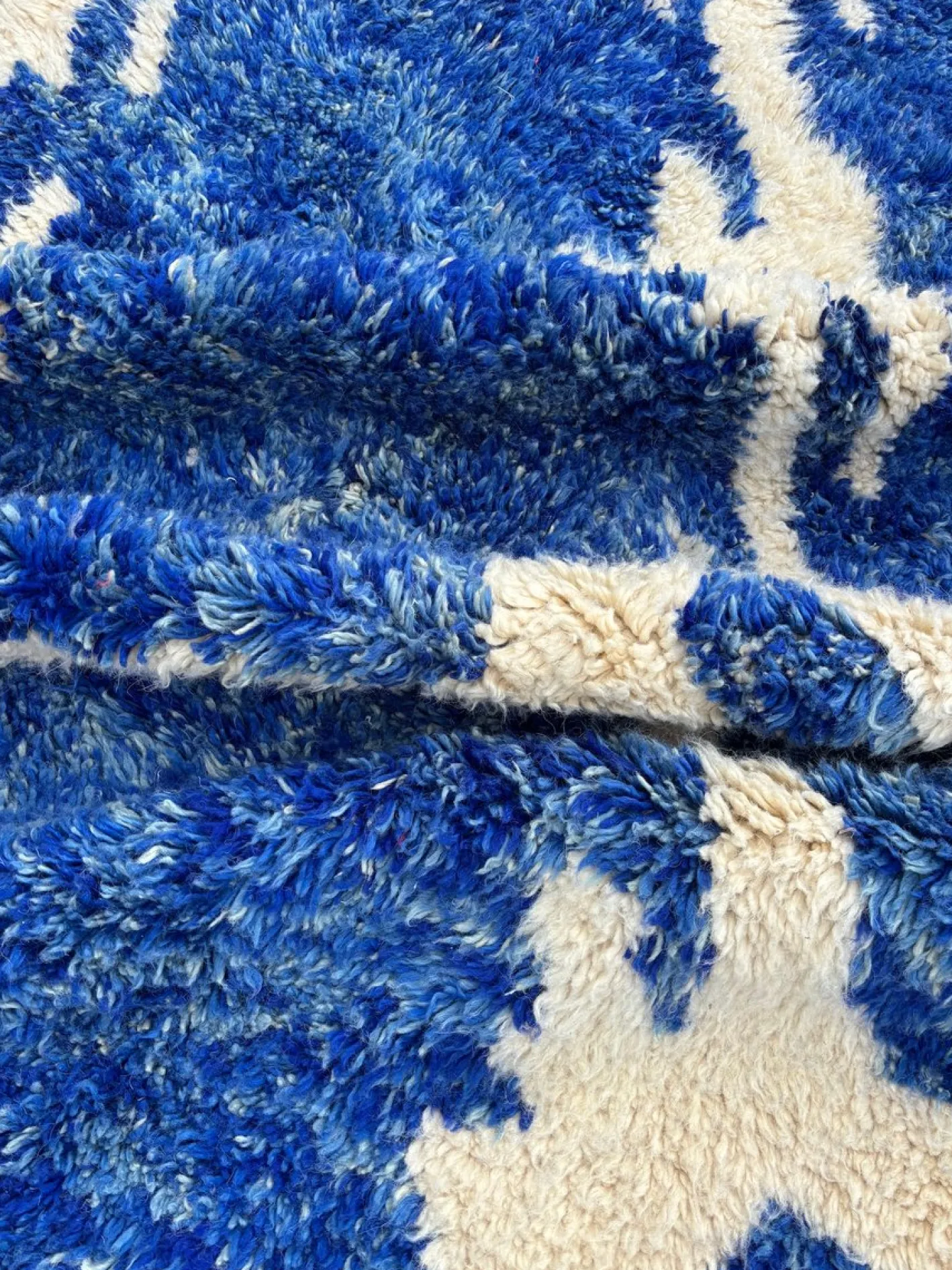 Handgeknüpfter marokkanischer Mrirt Teppich in Blau & Elfenbein, 2010er