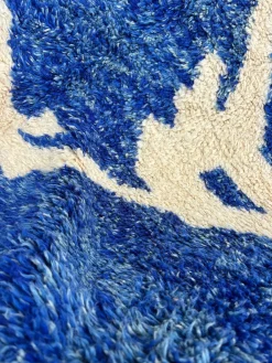 Handgeknüpfter marokkanischer Mrirt Teppich in Blau & Elfenbein, 2010er