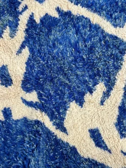 Handgeknüpfter marokkanischer Mrirt Teppich in Blau & Elfenbein, 2010er