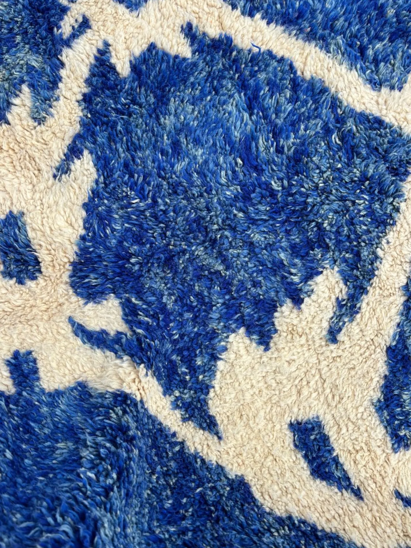 Handgeknüpfter marokkanischer Mrirt Teppich in Blau & Elfenbein, 2010er