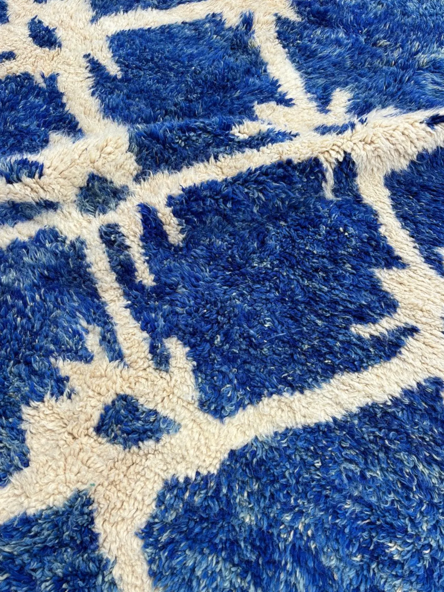 Handgeknüpfter marokkanischer Mrirt Teppich in Blau & Elfenbein, 2010er